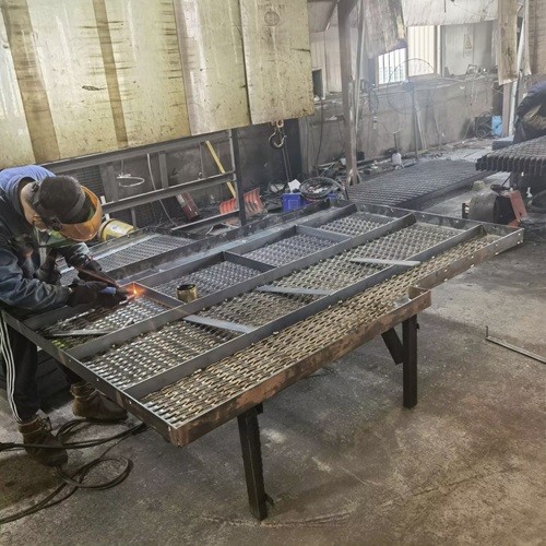 鋼格柵尺寸測量的隱形陷阱：90%的人栽在這些細節(jié)上